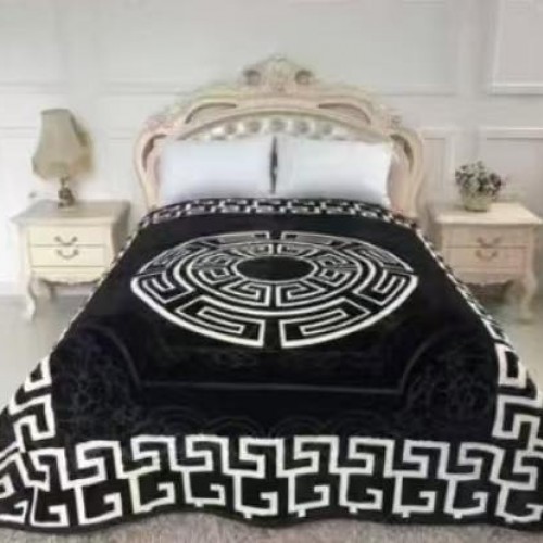 Κουβέρτα Βελουτέ Πολυτελείας με Σχέδιο Μαύρο – Λευκό “Τύπου Versace”